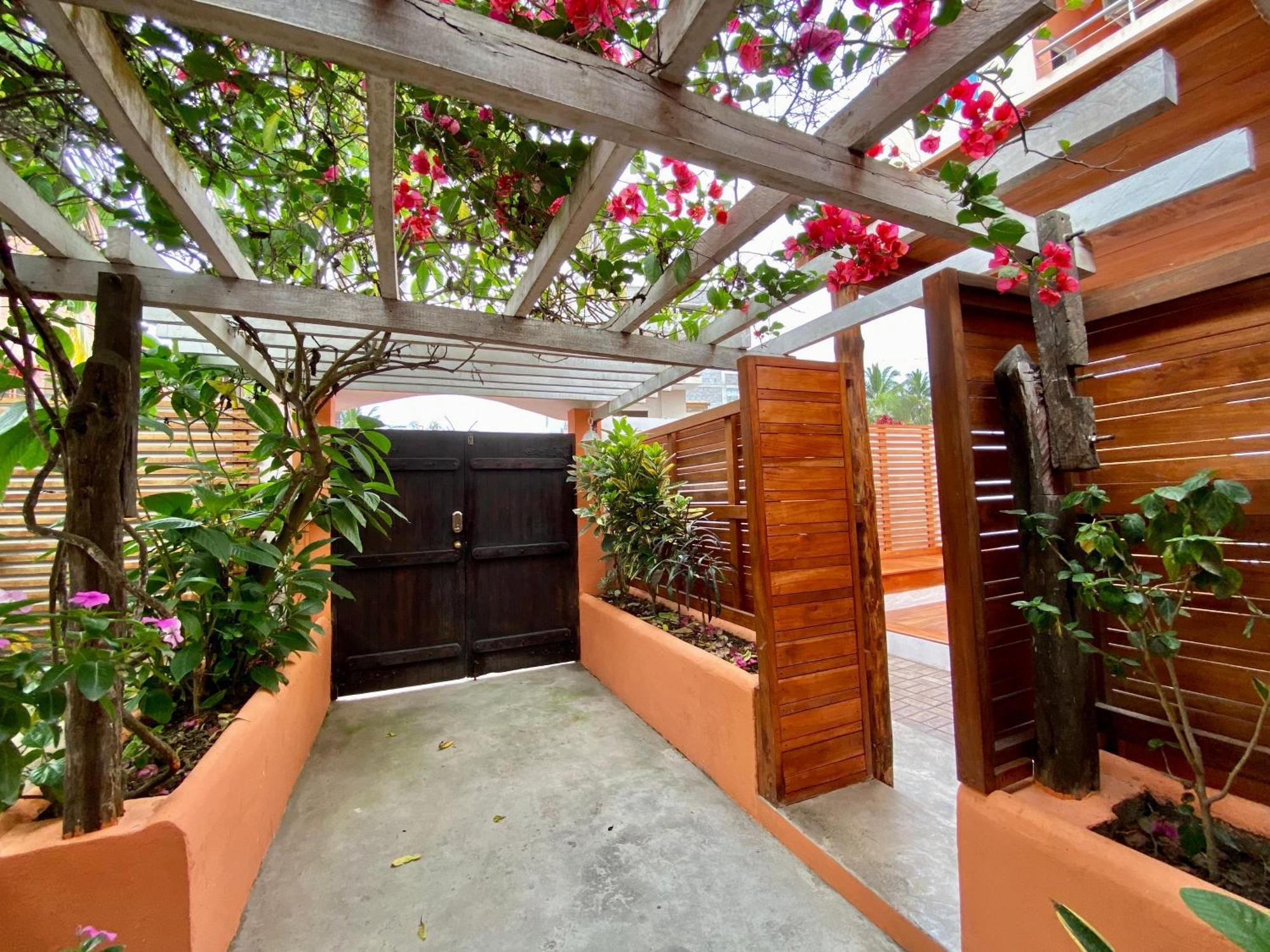 Torre Mar Galapagos Boutique Suites プエルトアヨラ エクステリア 写真